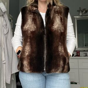 Faux Fur Vest, size Large, Women’s vest, Brown

Giacca Reversible vest